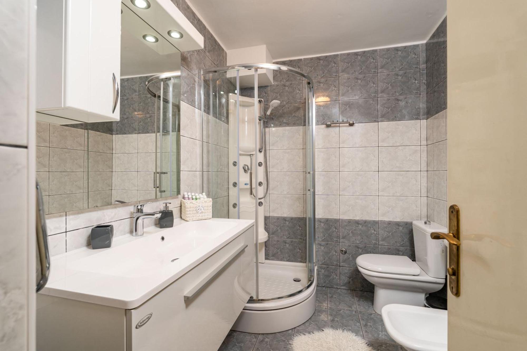 Gostinjska kuća Apartments And Room Lora