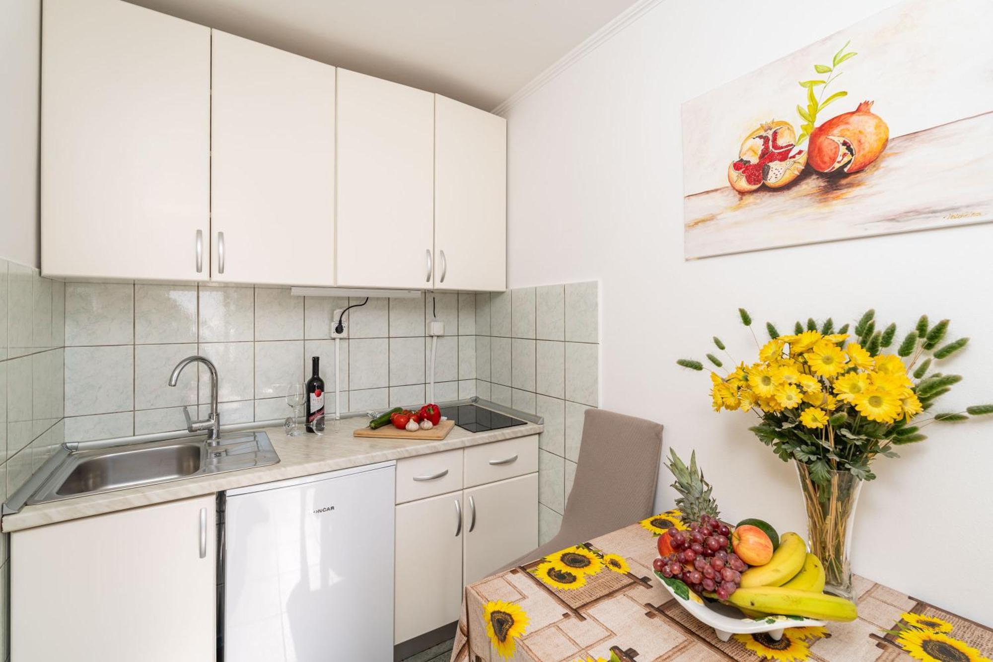 Gostinjska kuća Apartments And Room Lora