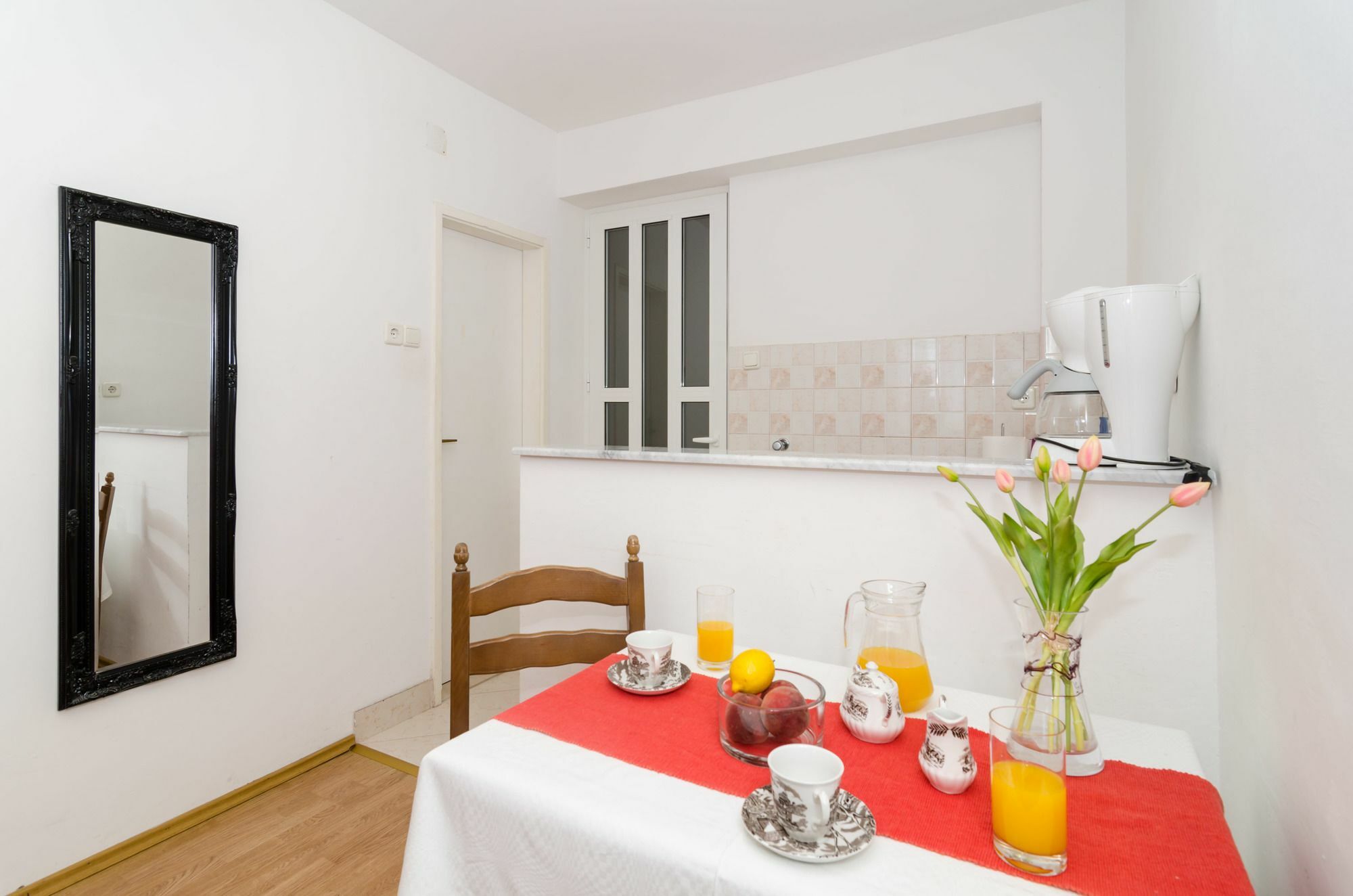Gostinjska kuća Apartments And Room Lora