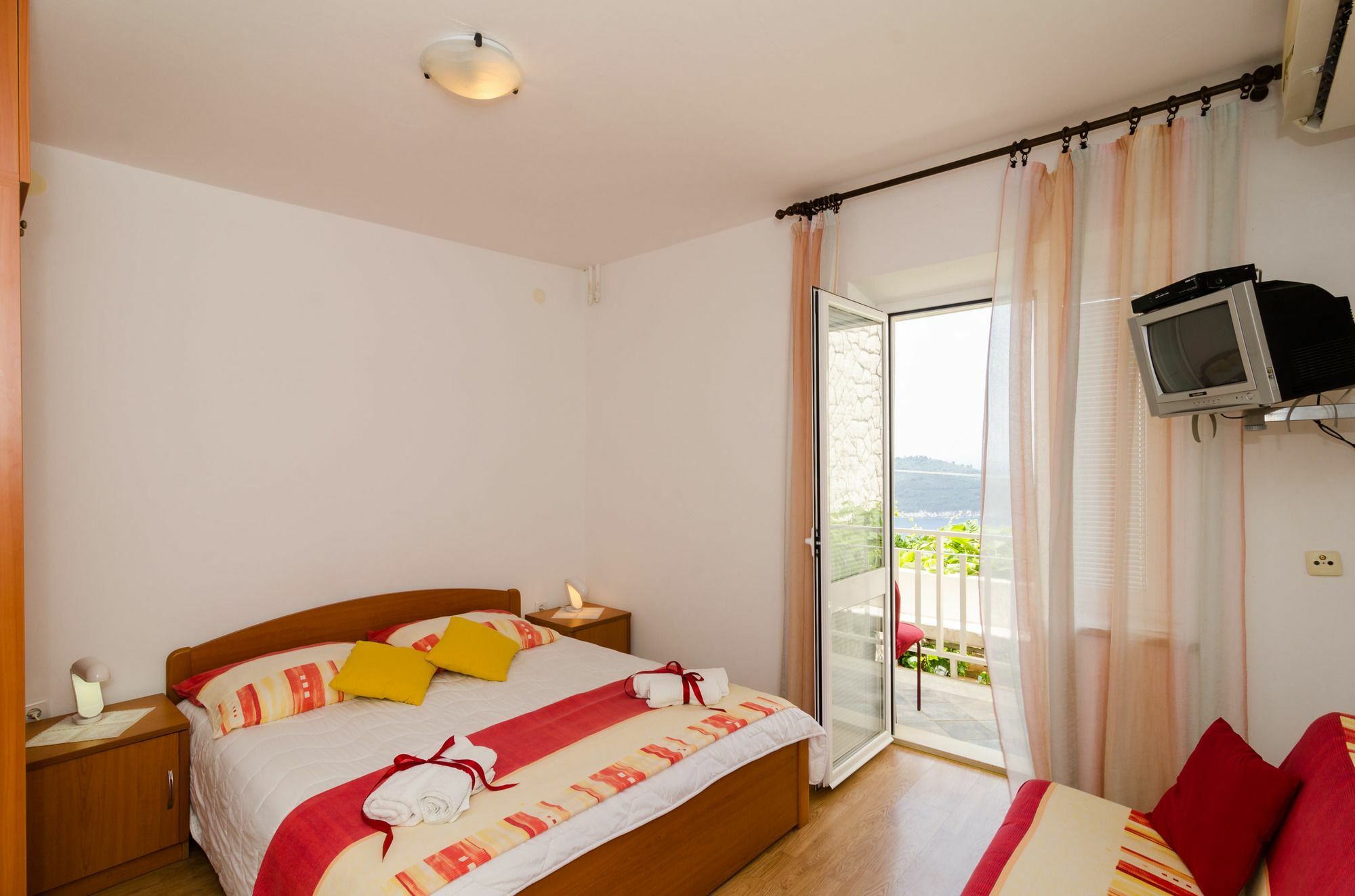 Apartments And Room Lora Gostinjska kuća